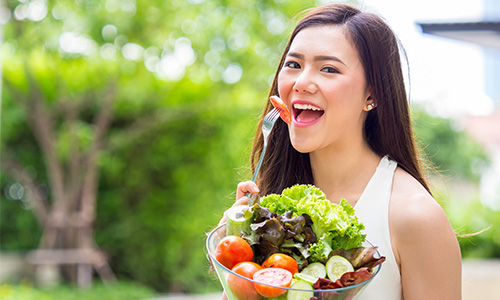 memilih makanan yang bernutrisi akan mengembalikan kesehatan kulit wajah